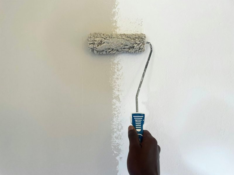 Illustration : Peinture acrylique blanche, seau de 25 kg
